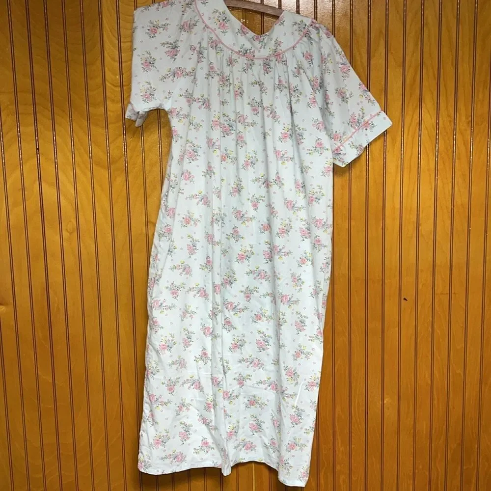 VTG Lady Lindsey housecoat with floral detail size small